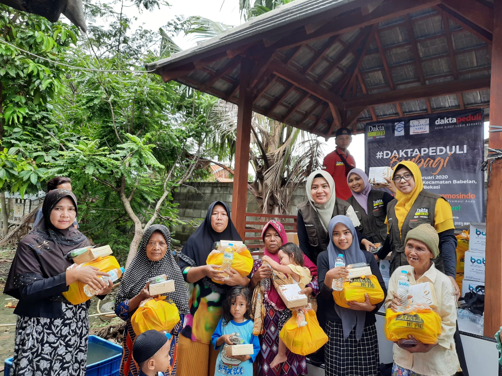 Dakta Peduli mendistribusikan bantuan ke wilayah terdampak pasca banjir di Babelan