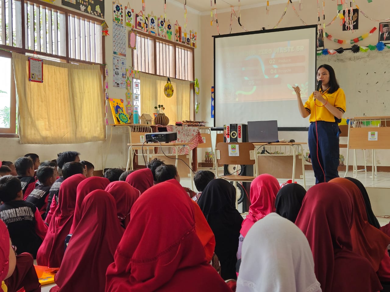 FajarPaper Edukasi Pengelolaan Sampah kepada Anak Anak SD di Muaragembong