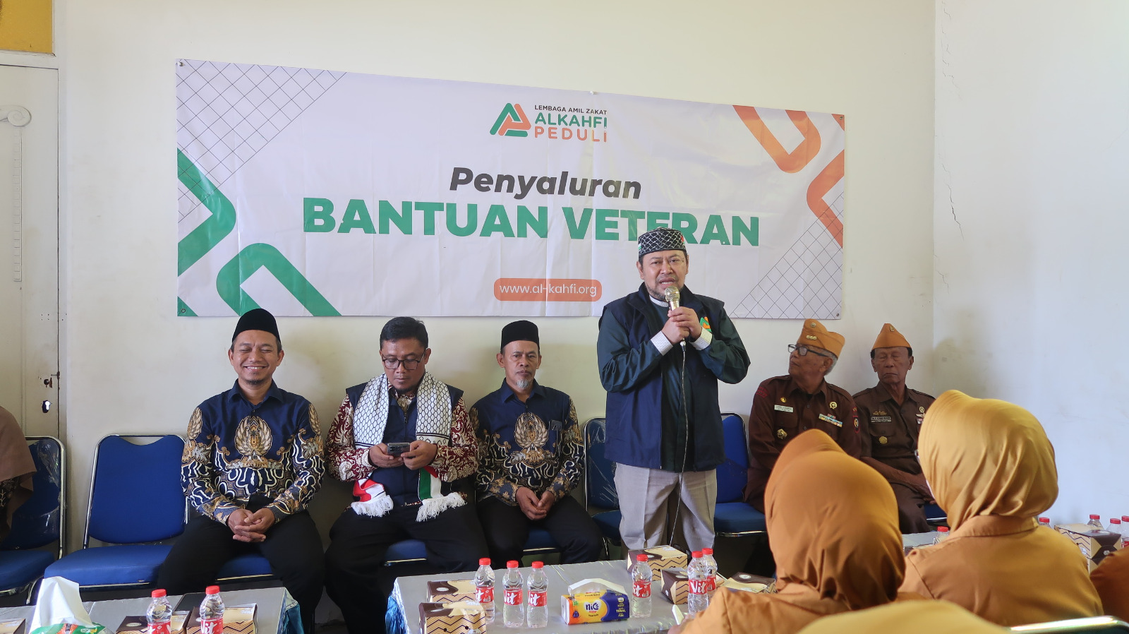 LAZ Al Kahfi Peduli kerjasama dengan LVRI Kabupaten Bekasi memberikan bantuan